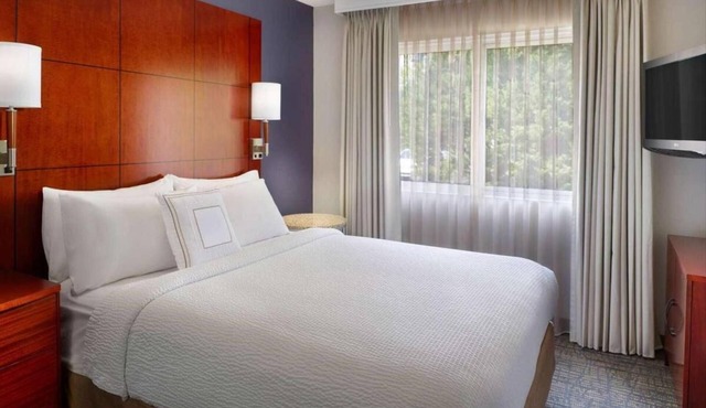 Alpharetta Walk of Memories! Spacious Suite with Free Breakfast! Pet-Friendly!
