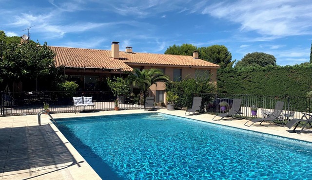 Alpilles and Luberon Large family home 10 pers swimming pool tennis jacuzzi