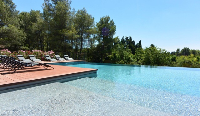 Alpilles Luberon, air conditioning, heated pool, 9 bedrooms 7 bathrooms