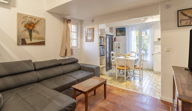 Alpilles Studio with shared pool WI-FI and Air conditioning