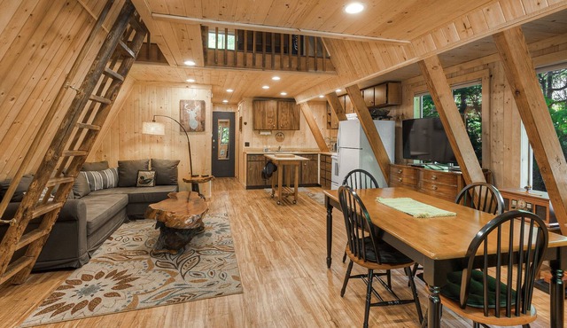 Alpine A-frame just minutes to hiking w hot tub, spacious yard