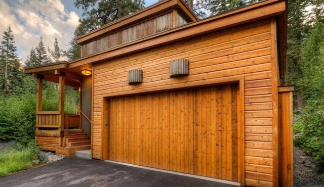 Alpine Adventure by Tahoe Getaways - Ski Shuttle, Hot Tub + Pet Friendly