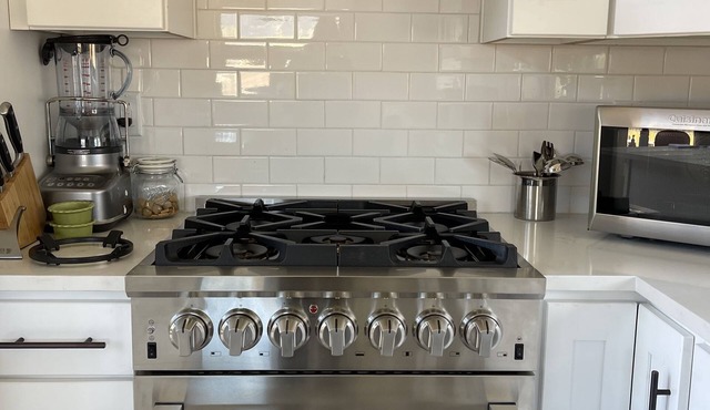 ALPINE CANYON GETAWAY! VIEWS, COMFORT & HOT TUB!