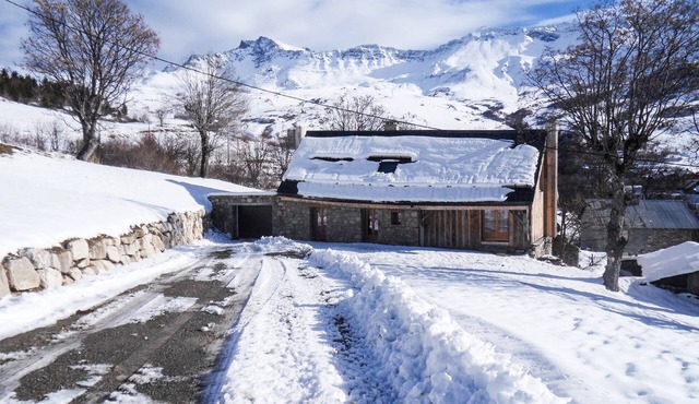 Alpine chalet, near ski resort, for 10 people, completely renovated.
