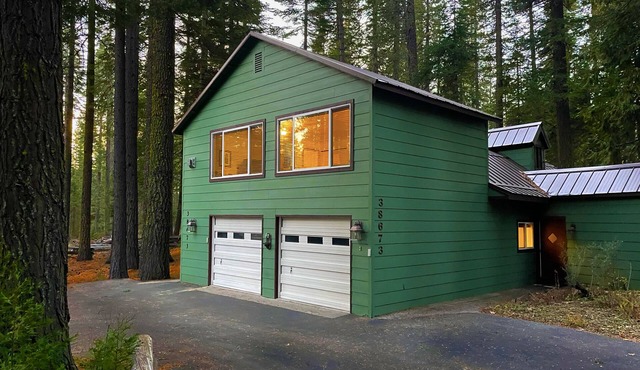 Alpine Chalet on 2 Acres + EV Chgr + Starlink + 10 min from Lassen National Park