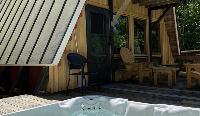 Alpine Chalet with outdoor Jacuzzi 1 mile from ski lifts