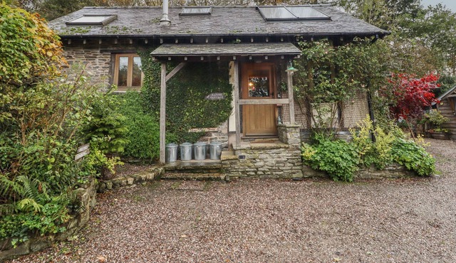 ALPINE COTTAGE, pet friendly, character holiday cottage in Beguildy