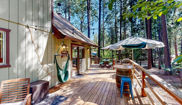 Alpine gem with private deck & yard + on-site lakes, pool, golf, & rec courts