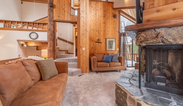 Alpine Getaway - N. Lake Tahoe, Hot Tub, Mountain Views