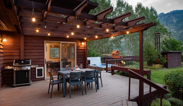 Alpine Highmark by KABINO Hot Tub Fire Pit Fully Fenced Backyard WiFi