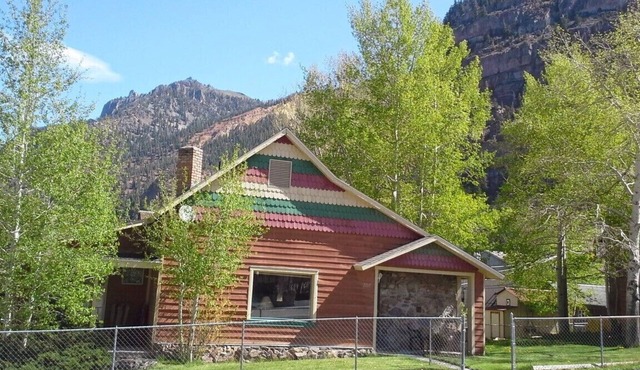 Alpine House: 3 Bed, 2 bath - wonderful 'in Ouray' location