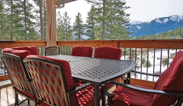 Alpine Lodge - Epic Views, Hot Tub, 2 Miles to Downtown Leavenworth!