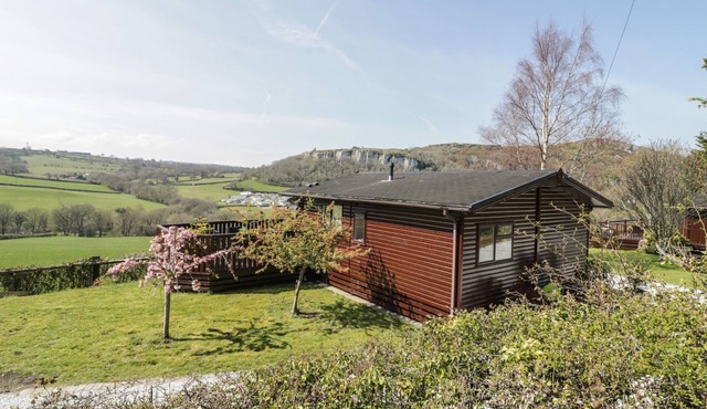 ALPINE LODGE, family friendly, with a garden in Rhyd-Y-Foel