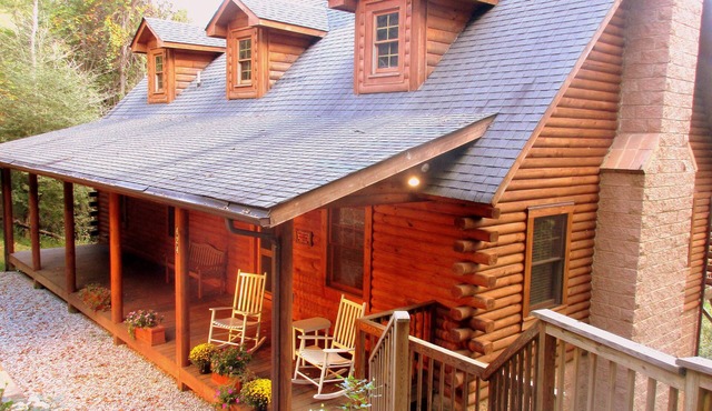 ALPINE LOG CABIN/COZY, COMFORTABLE, MODERN/BLUE RIDGE MOUNTAINS NEAR BOONE N.C.