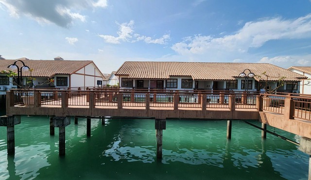 Alpine LXPD Full Seaview Water Chalet