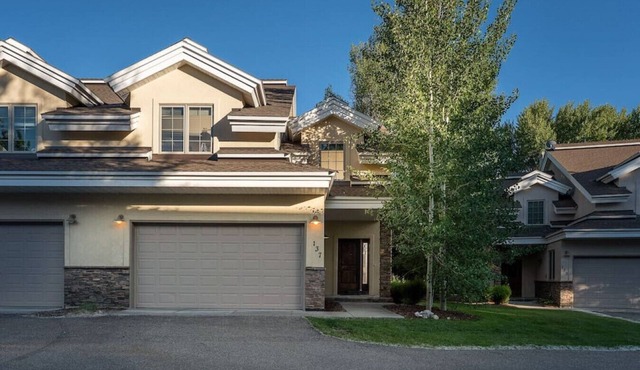 Alpine Meadows: Creekside, Aspen Views, Light & Spacious, Fireplace & 2-car garage