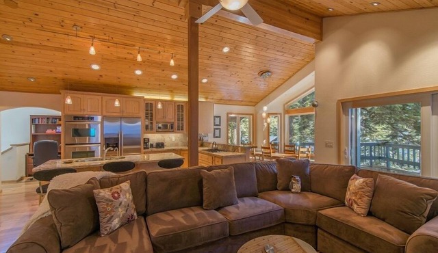 Alpine Meadows home w/Private Hot Tub, Close to hiking, Fireplace- Mineral Springs Getaway