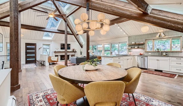 Alpine Modern 4BR/3.5BA with hot tub near hiking trails, CU and downtown