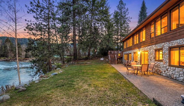 Alpine Pension ~ Riverfront, Hot tub, Giant Game Room ~ 1 mile from town!