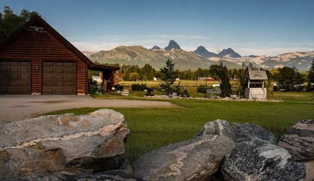 Alpine Retreat: Teton Views, Skiing, Fishing, Natl Parks, Rodeos