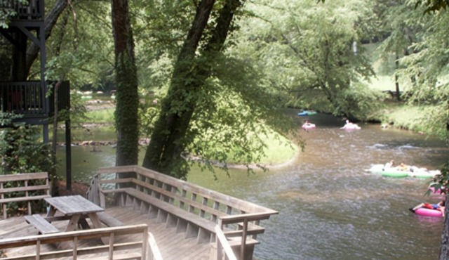 Alpine Riverside Retreat Downtown Helen, 2 King Suites, 3 full Baths