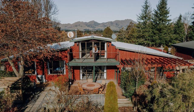 Alpine Springs Motel | Hot Tub | Pool Table