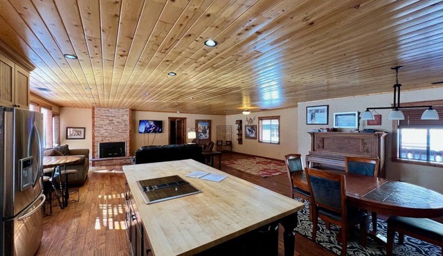 Alpine Summit Lodge - Formally 4K View