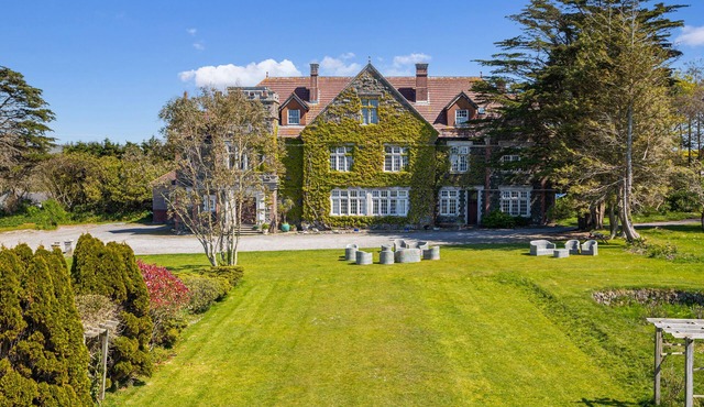 ALSTON HALL, pet friendly, luxury holiday cottage in Mothecombe Beach