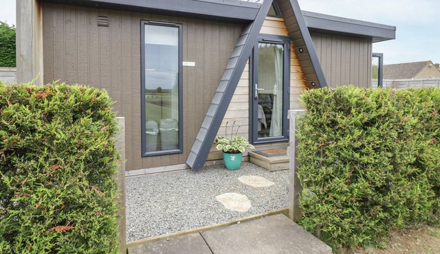 ALSTROEMERIA, romantic, character holiday cottage in Bretforton