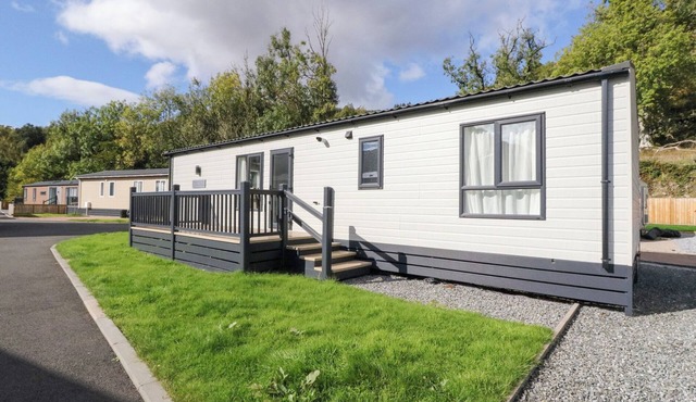 ALTAIR LODGE, pet friendly, with a garden in St Fillans