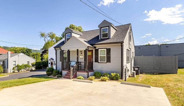 Altavista House - Renovated, Charming, & Walkable