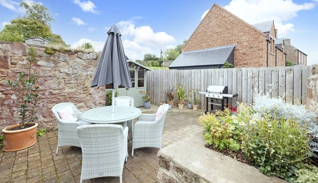 ALTIDO 2-bed Haywood Cottage w/garden