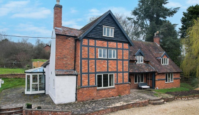 ALTIDO Charming 5-bed farmhouse with terrace and parking