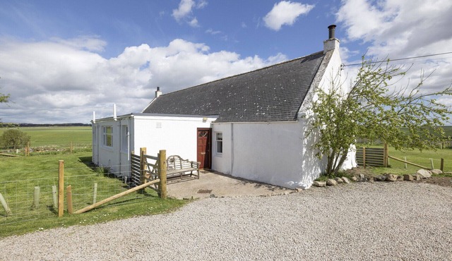 ALTIDO Gorgeous Cottage with Garden & Great Views