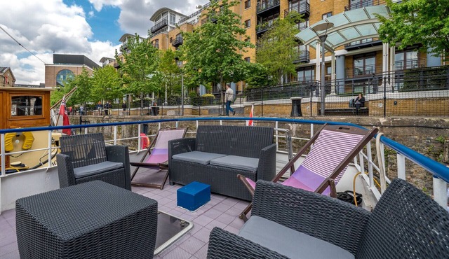 ALTIDO Graceful 2-bed Dutch barge near Tower Bridge