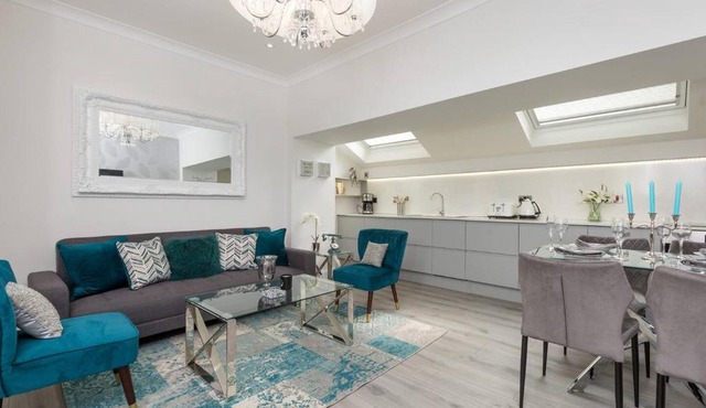 ALTIDO Main Door Entrance Private Courtyard Apartment on the Park