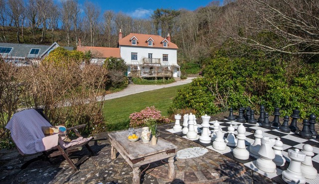 ALTIDO Stunning 6-bed coastal house w/ Garden & Parking