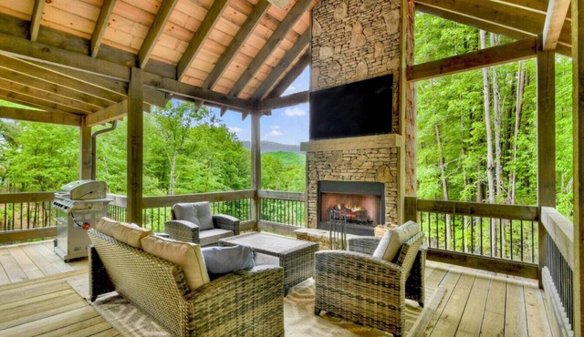 Altitude Adjustment- Hot Tub-Pool Table-Outdoor Living Area-wifi-2 gas fireplaces