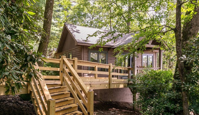 Altitudes Attitude - Upscale Cabin with Hot Tub, 3 Minutes to Downtown Blowing Rock