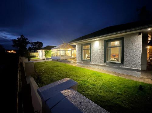 Alton Villa, Sleeps 12, Great for Families, Undercover Hotub & Games Room