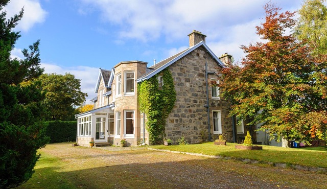 ALVEY HOUSE, pet friendly, with open fire in Newtonmore