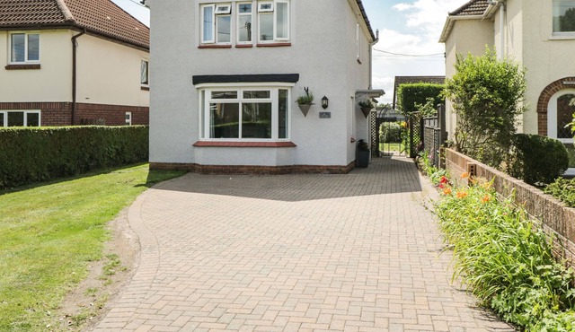 ALVIA, romantic, with a garden in Portskewett