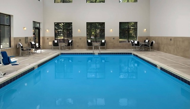 Always a Great Idea To Unwind! 2 Relaxing Units, Indoor Pool, Free Breakfast!