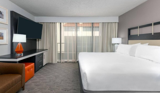 Always a Great Idea To Unwind! 4 Relaxing Units, Indoor Swimming Pool!