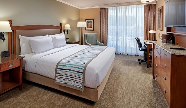Always a Great Idea To Unwind! Beach Access, Heated Pool, Private Parking!