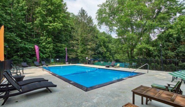 Always Kiss Me Goodnight: Pet Friendly, Free Attraction Tickets, Hot Tub & Pool