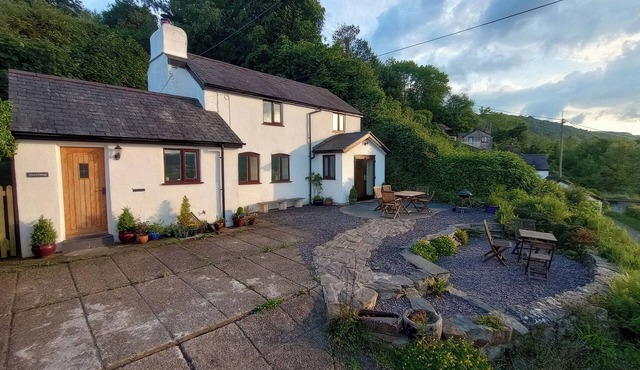 ALWYN COTTAGE, pet friendly, with open fire in Froncysyllte