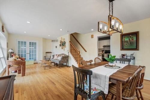 ALX Cape Cod 3-BR Near Old Town & Mount Vernon