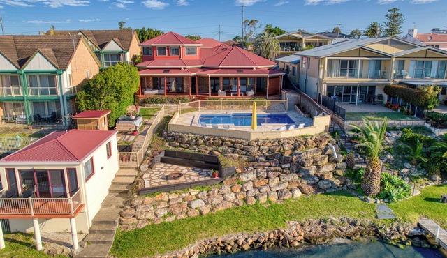 AMARA - Toukley lake Front, 10 min drive to beach, sleeps 28