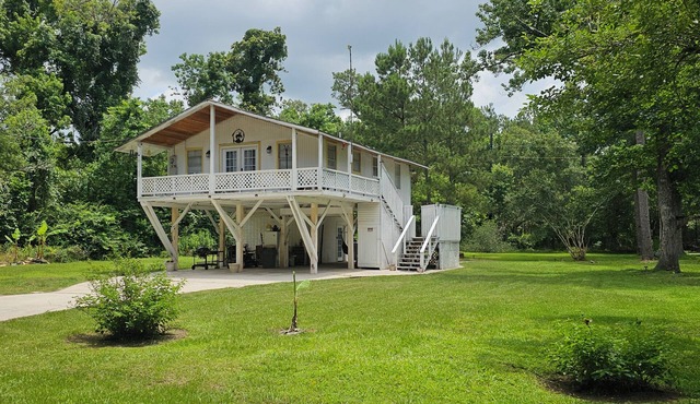 Amarilla Casita By The River